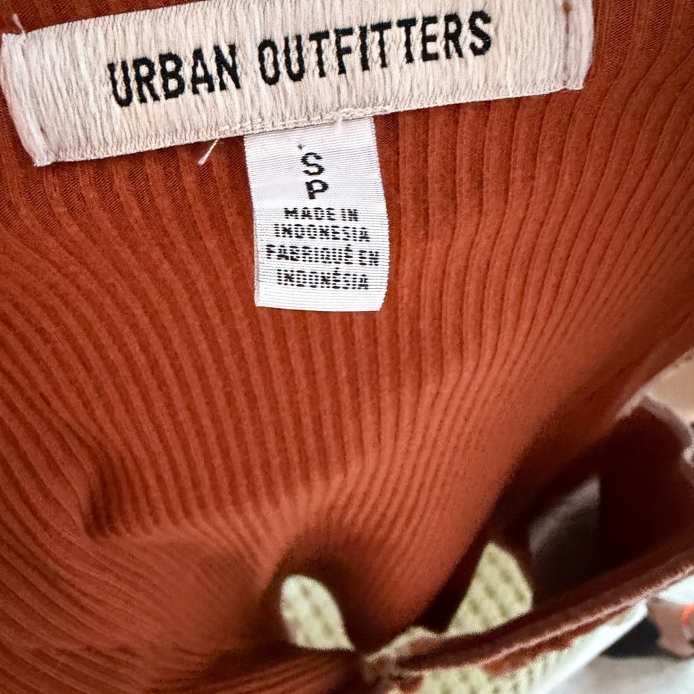 Urban Outfitters Ribbed Button-Up Crop Top - Picture 4 of 4